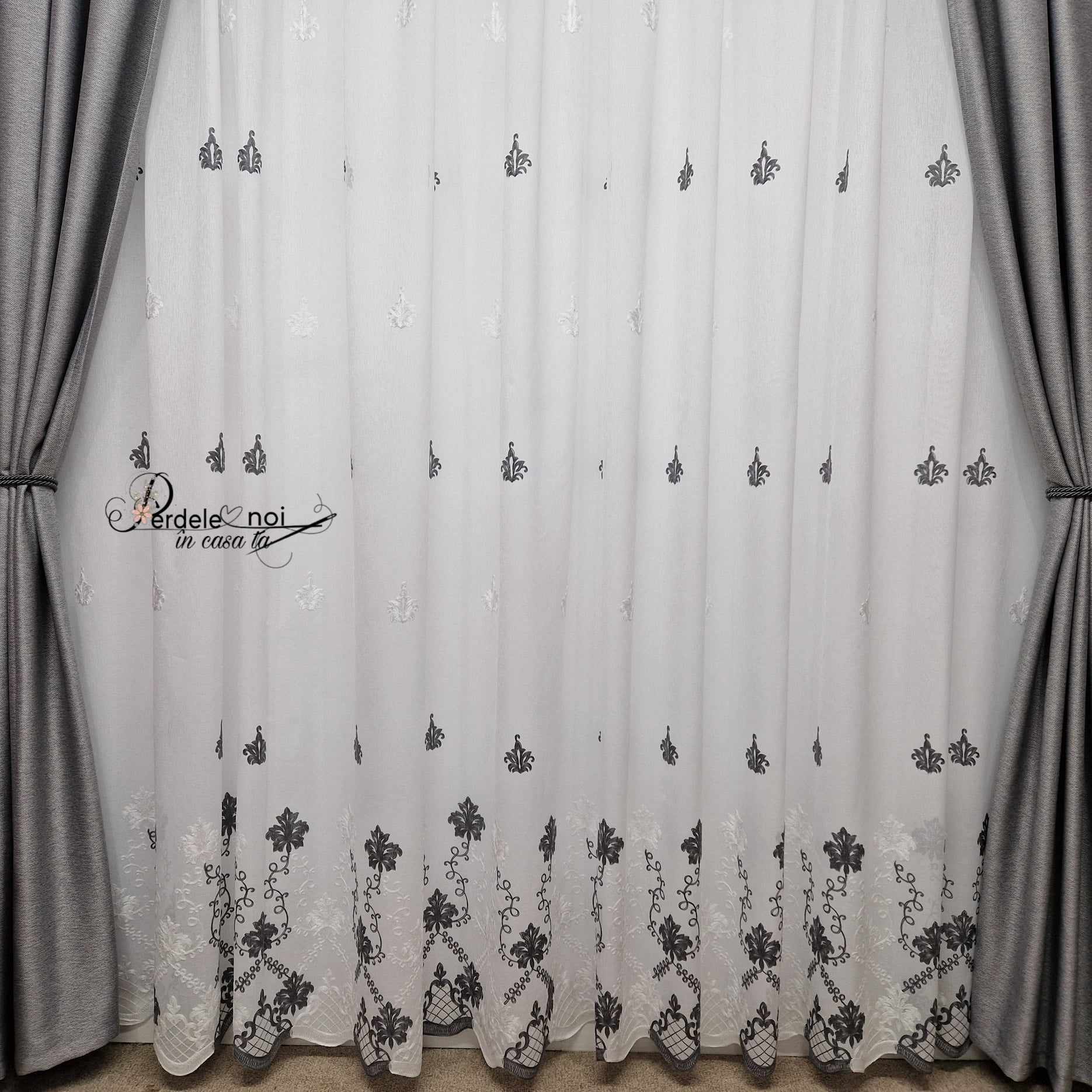 Set Ada - perdea in cu frunze gri și draperie rustic gri Set Ada - perdea in cu frunze gri și draperie rustic gri