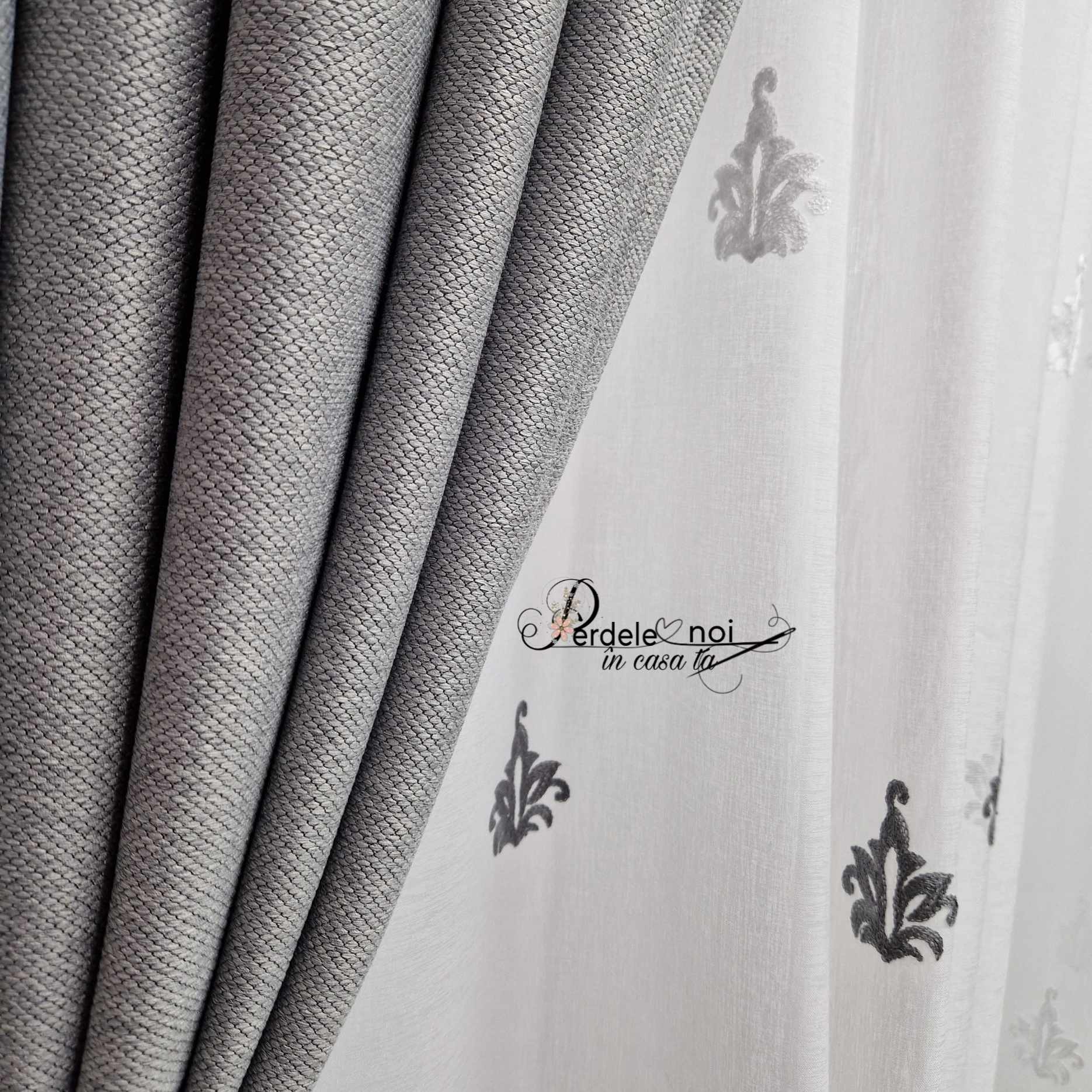 Set Ada - perdea in cu frunze gri și draperie rustic gri Set Ada - perdea in cu frunze gri și draperie rustic gri
