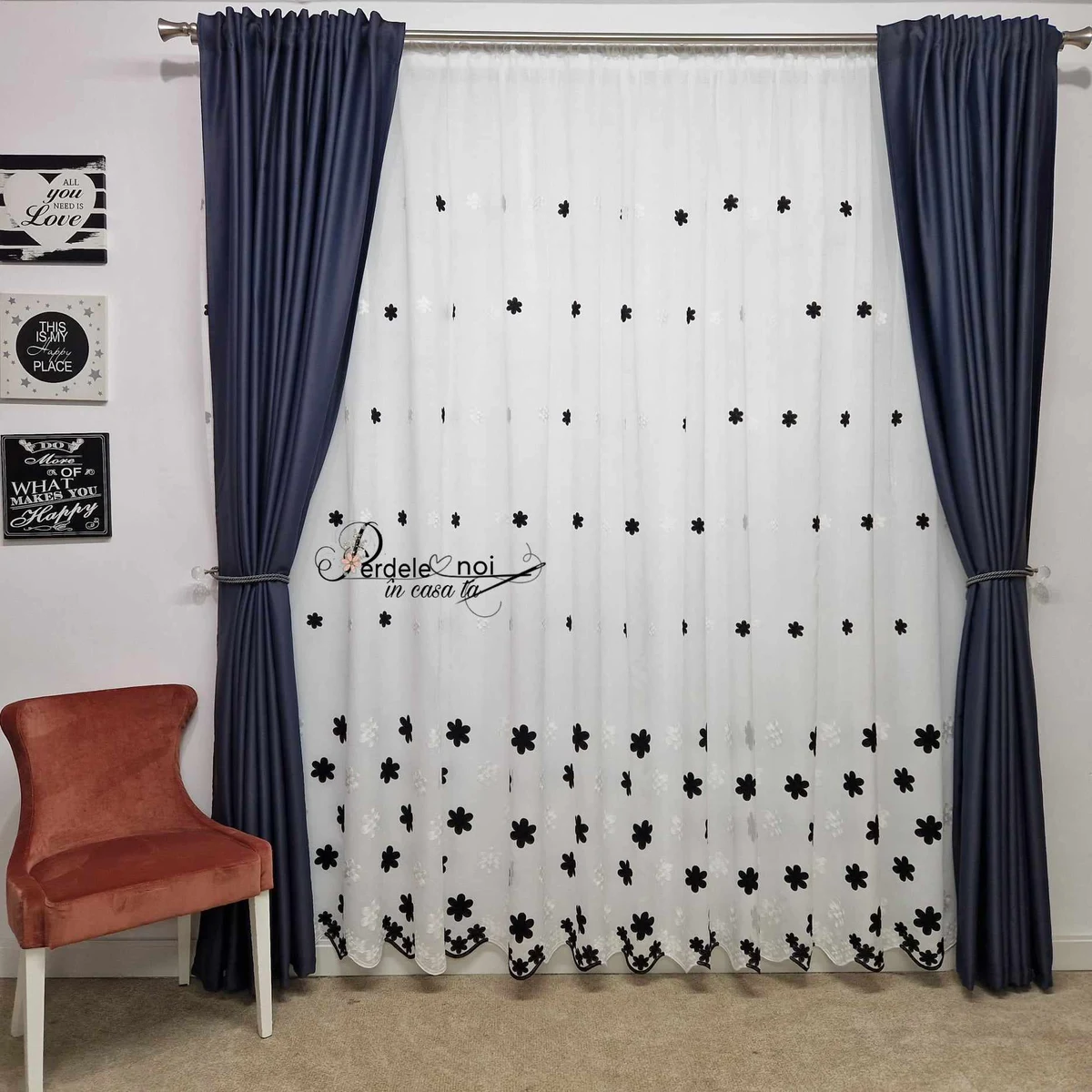 Set Anna - perdea in cu flori rotunde negre și draperie blackout gri uni