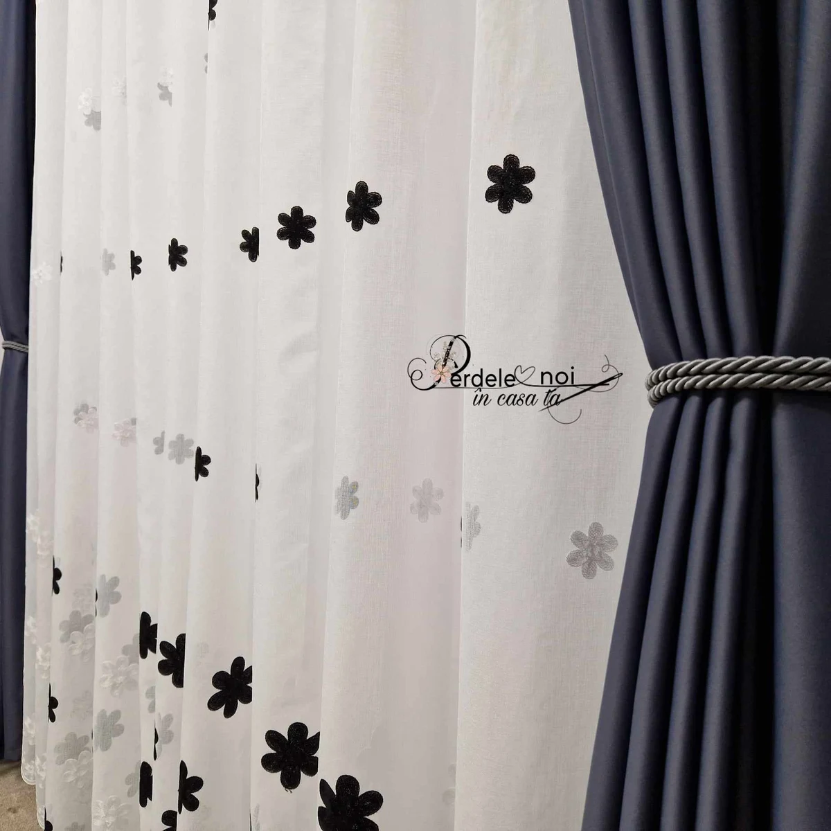Set Anna - perdea in cu flori rotunde negre și draperie blackout gri uni