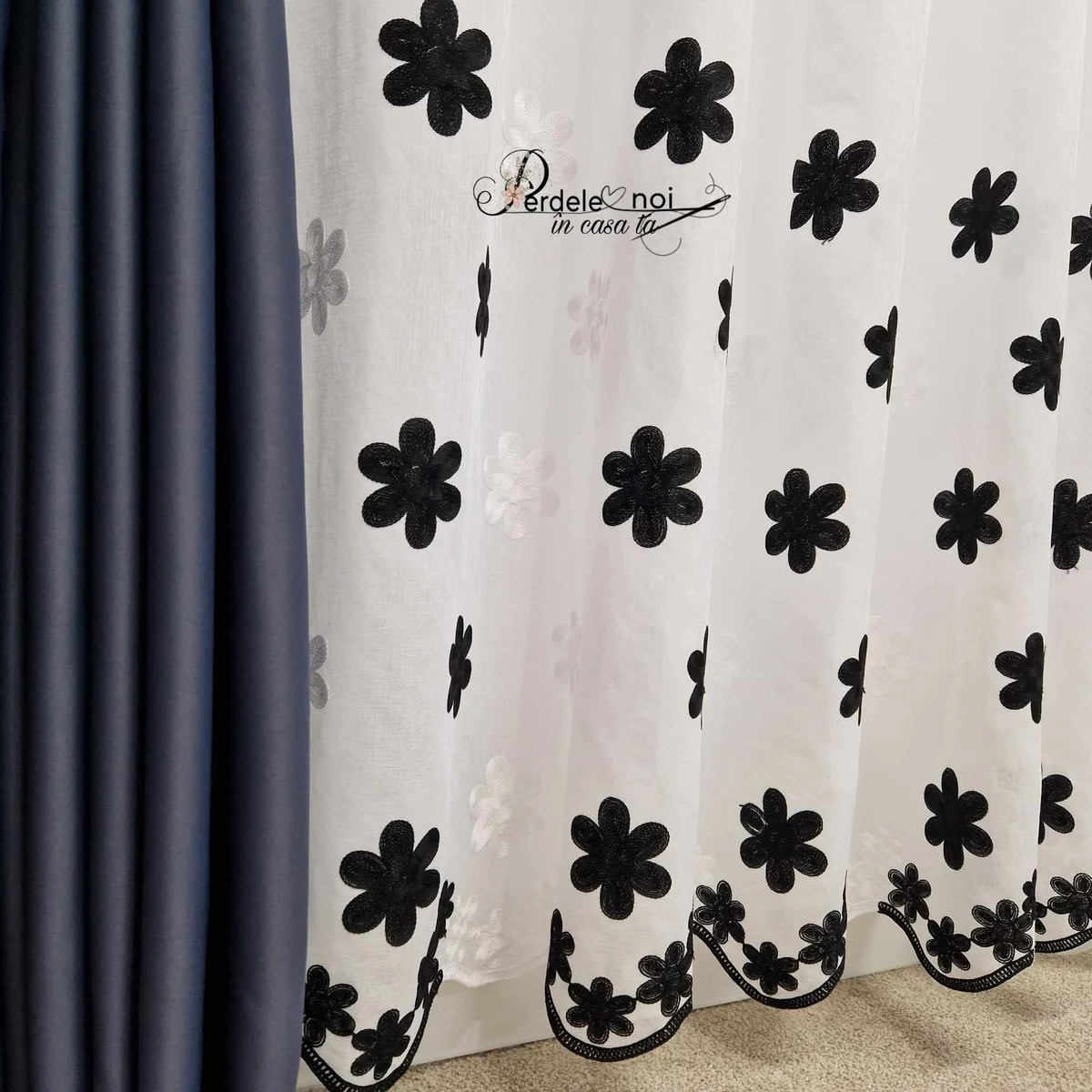 Set Anna - perdea in cu flori rotunde negre și draperie blackout gri uni