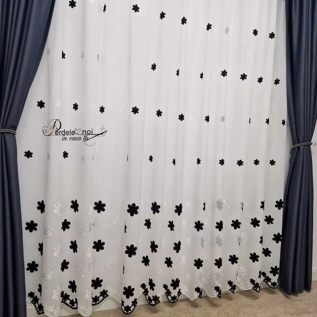 Set Anna - perdea in cu flori rotunde negre și draperie blackout gri uni