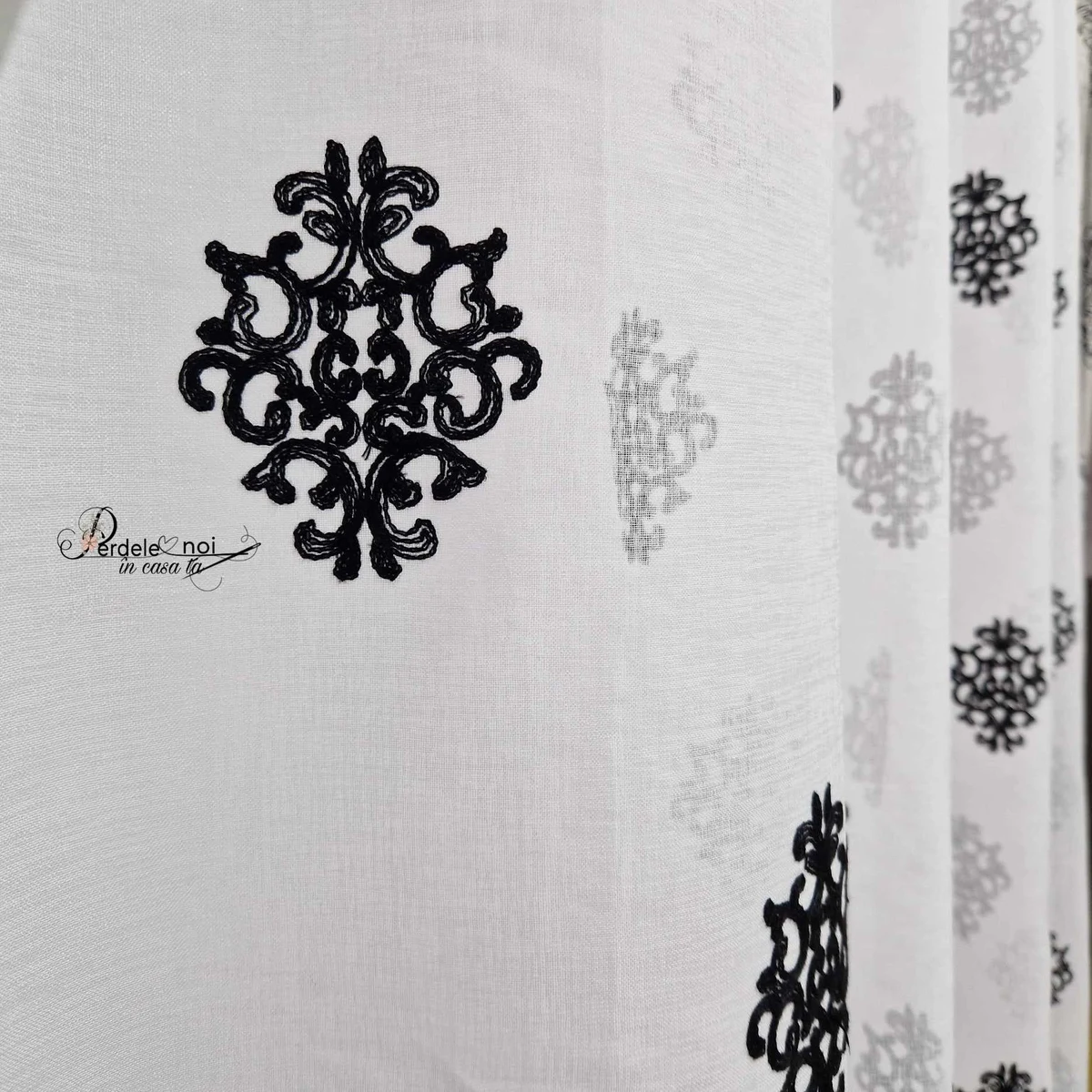 Set Burak - Perdea In cu baroc negru si draperie Gri- Negru Baroc Set Burak - Perdea In cu baroc negru si draperie Gri- Negru Baroc