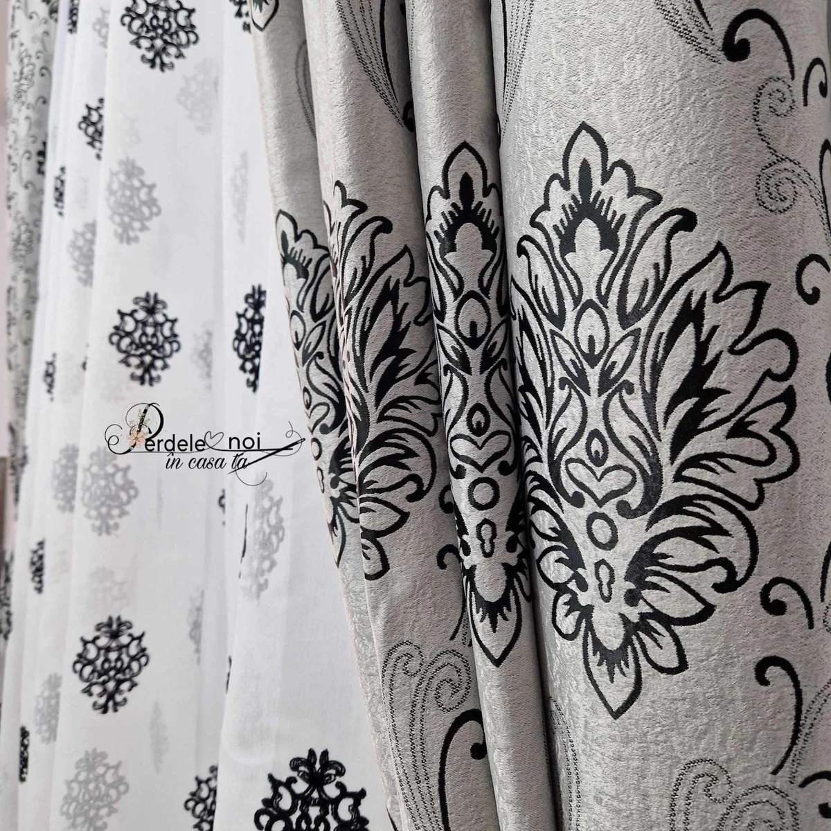 Set Burak - Perdea In cu baroc negru si draperie Gri- Negru Baroc Set Burak - Perdea In cu baroc negru si draperie Gri- Negru Baroc