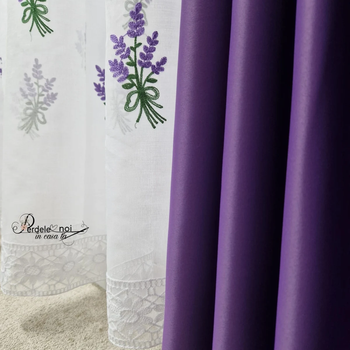 Set Aida - perdea in cu model lavanda și draperie Blackout mov uni Set Aida - perdea in cu model lavanda și draperie Blackout mov uni