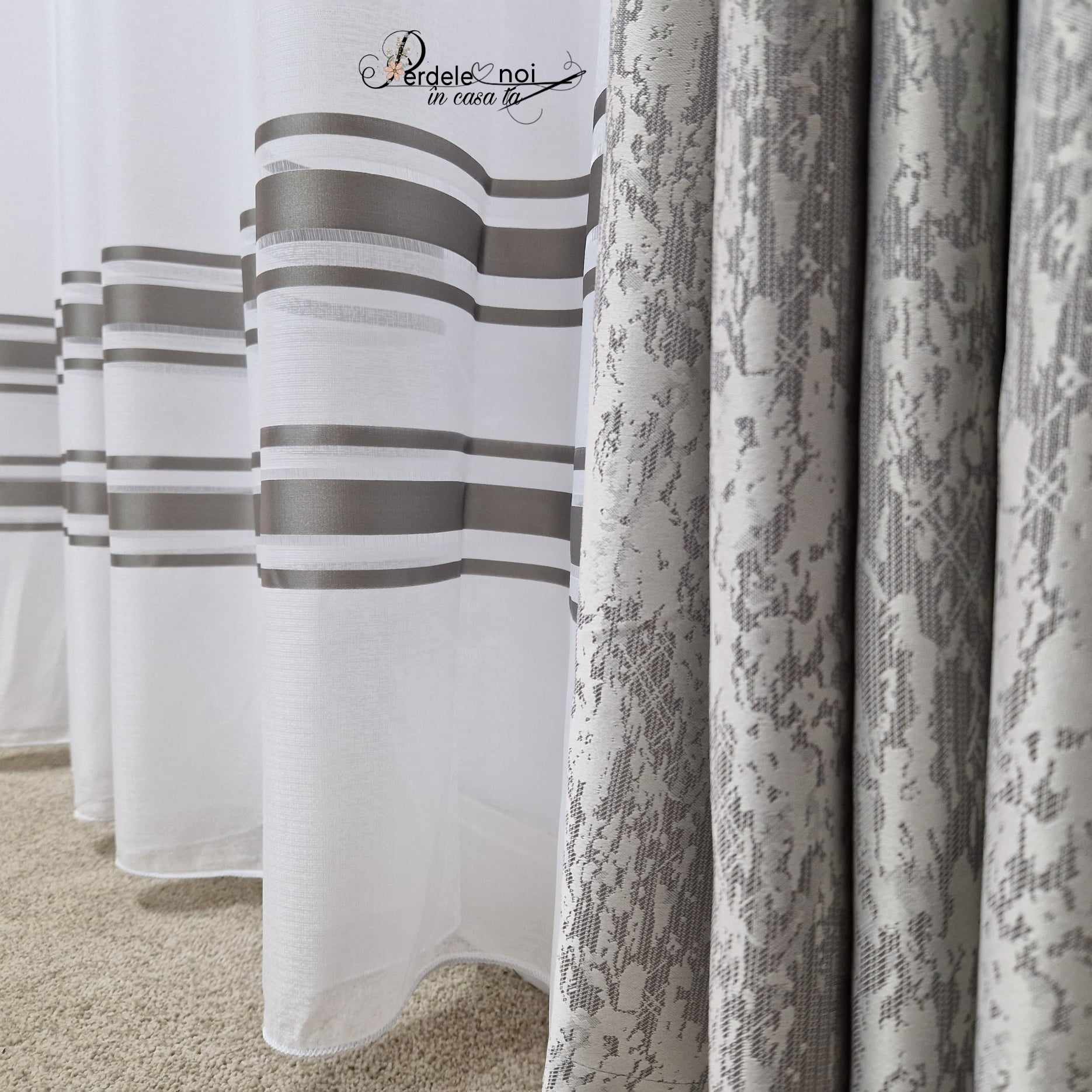 Set Aris - perdea in cristal cu dungi gri și draperie cu inserții gri deschis Set Aris - perdea in cristal cu dungi gri și draperie cu inserții gri deschis