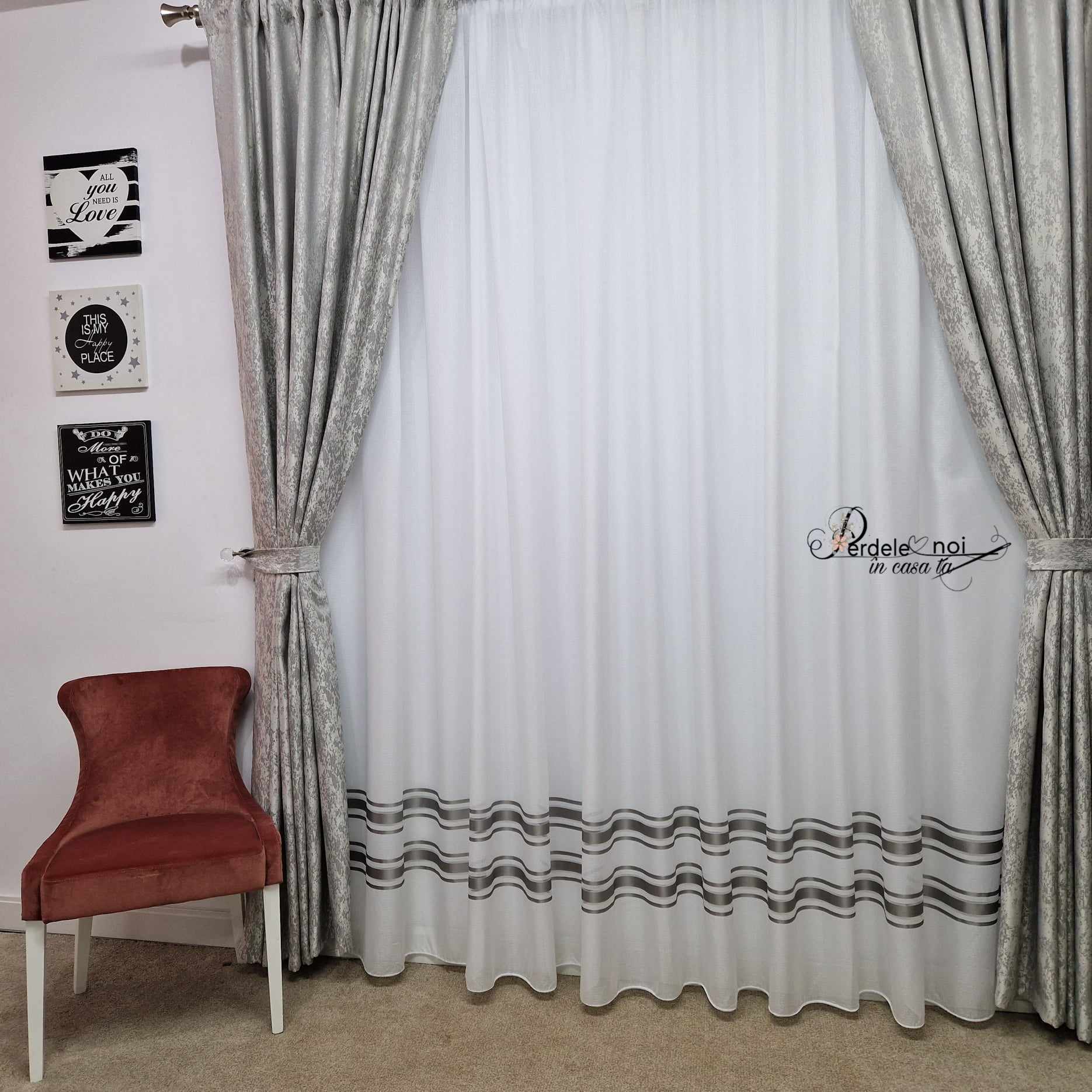 Set Aris - perdea in cristal cu dungi gri și draperie cu inserții gri deschis Set Aris - perdea in cristal cu dungi gri și draperie cu inserții gri deschis