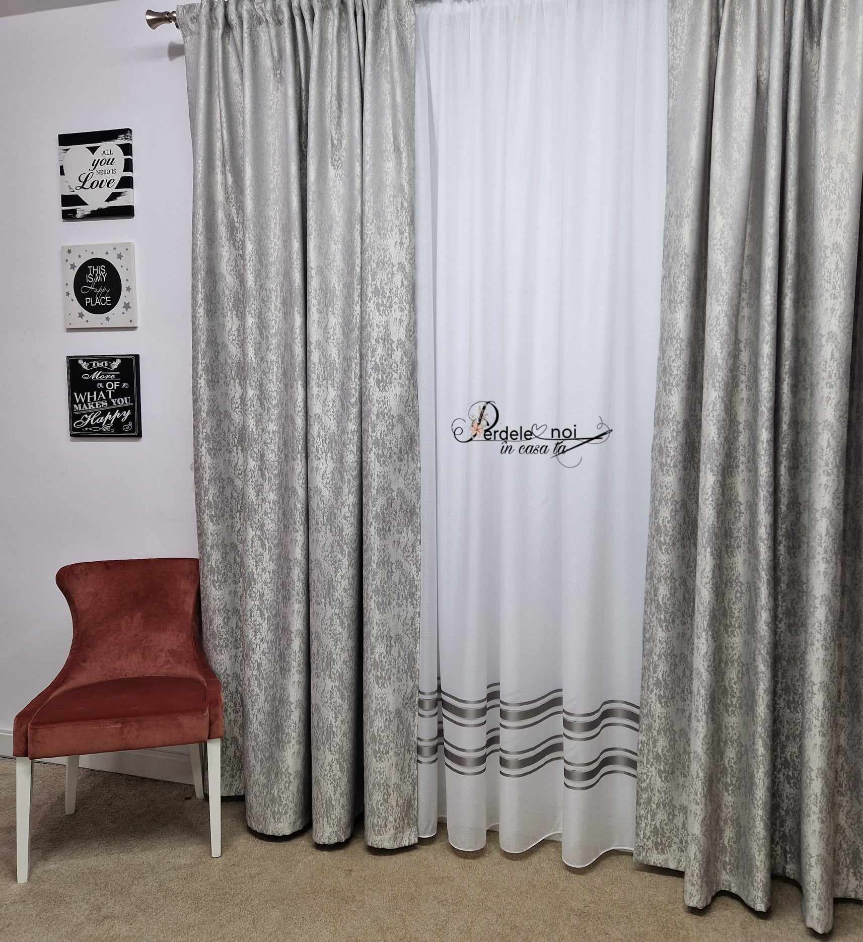 Set Aris - perdea in cristal cu dungi gri și draperie cu inserții gri deschis Set Aris - perdea in cristal cu dungi gri și draperie cu inserții gri deschis