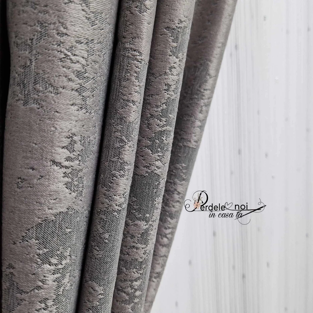 Set Azra - perdea borangic gri și draperie nisip gri Set Azra - perdea borangic gri și draperie nisip gri