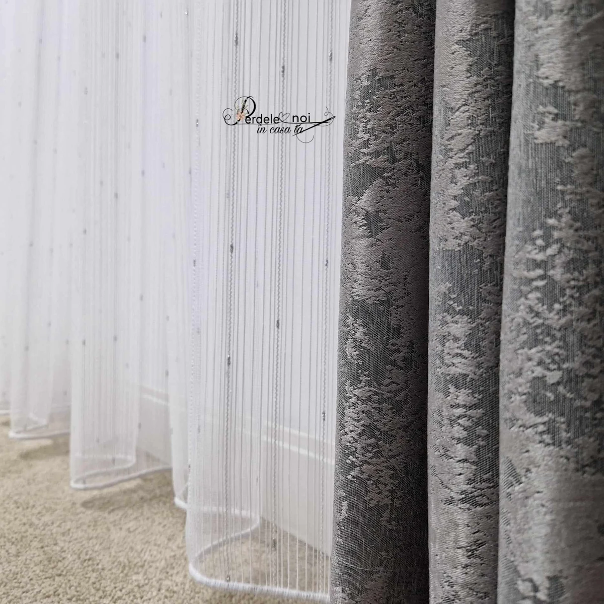 Set Azra - perdea borangic gri și draperie nisip gri Set Azra - perdea borangic gri și draperie nisip gri