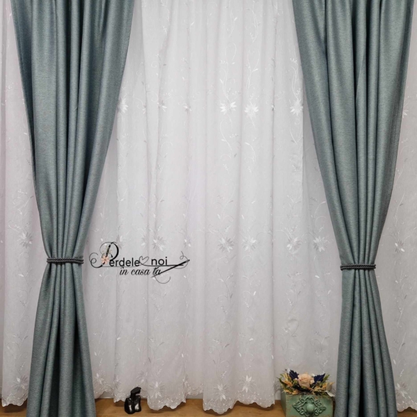 Set Esma - perdea floarea soarelui albă și draperie rustic bleu ( maxim 2.10cm) Set Esma - perdea floarea soarelui albă și draperie rustic bleu ( maxim 2.10cm)