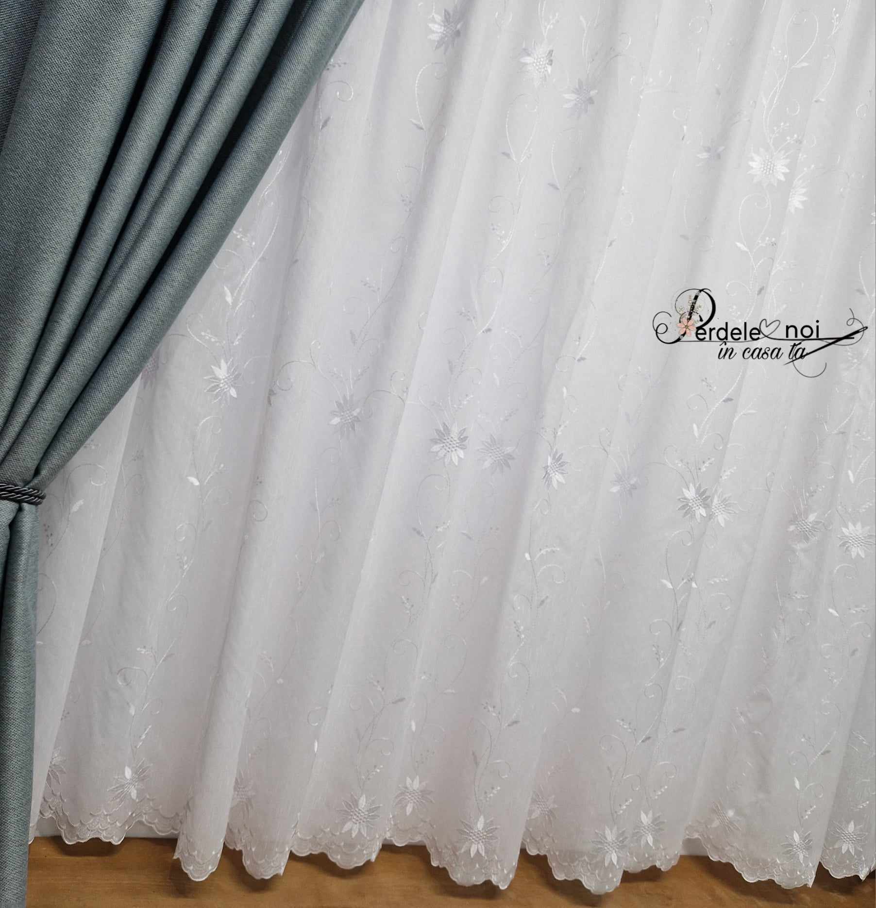 Set Esma - perdea floarea soarelui albă și draperie rustic bleu ( maxim 2.10cm) Set Esma - perdea floarea soarelui albă și draperie rustic bleu ( maxim 2.10cm)