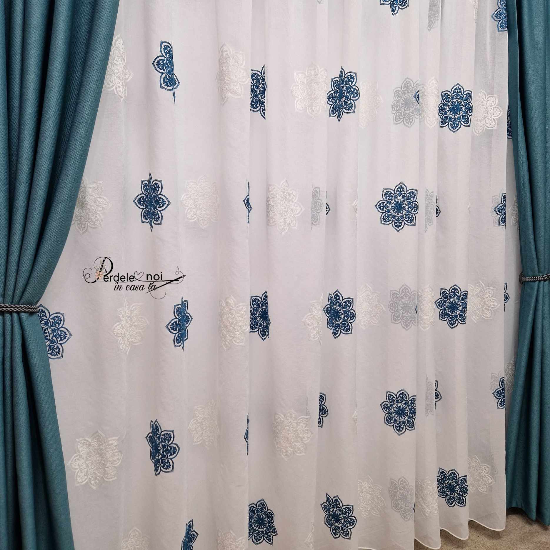 Set Fatih - perdea in cu flori stea turcoise și draperie rustic turcoise Set Fatih - perdea in cu flori stea turcoise și draperie rustic turcoise