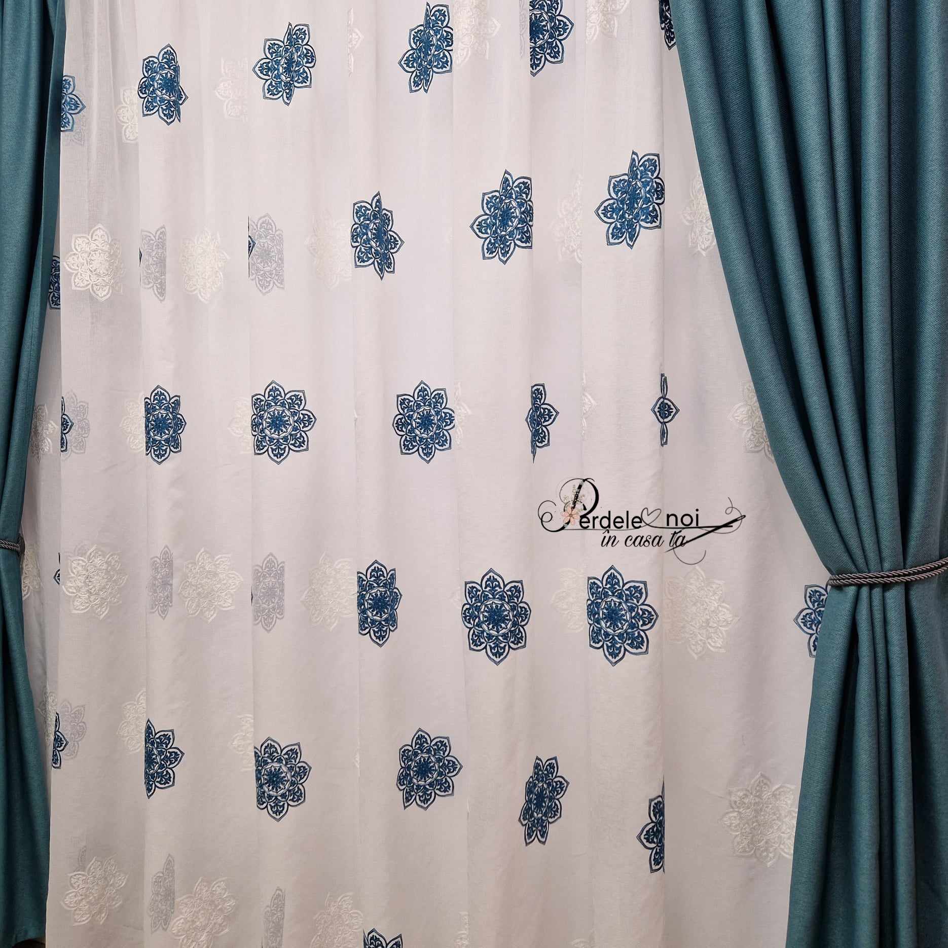 Set Fatih - perdea in cu flori stea turcoise și draperie rustic turcoise Set Fatih - perdea in cu flori stea turcoise și draperie rustic turcoise