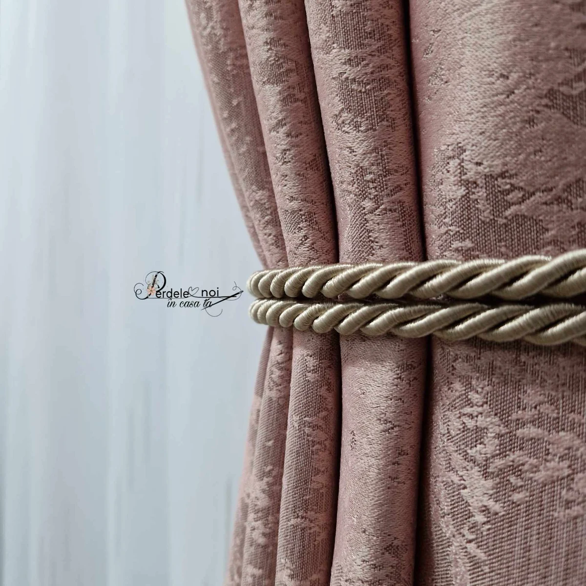 Set Hatice - perdea sable dungi albe și draperie nisip roz prăfuit Set Hatice - perdea sable dungi albe și draperie nisip roz prăfuit