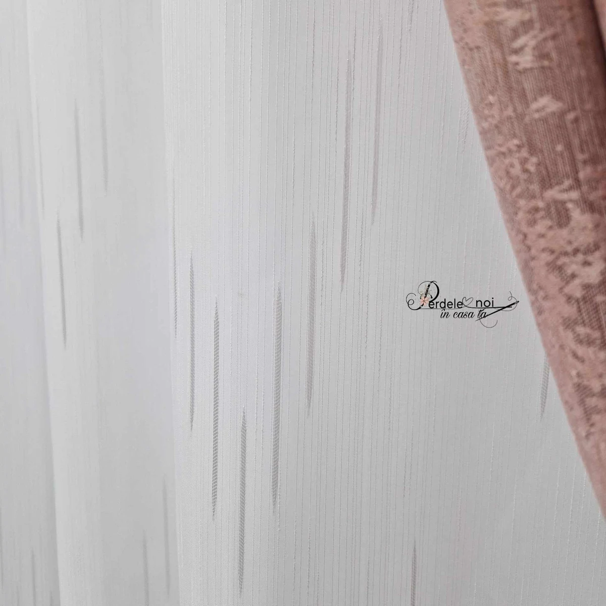 Set Hatice - perdea sable dungi albe și draperie nisip roz prăfuit Set Hatice - perdea sable dungi albe și draperie nisip roz prăfuit