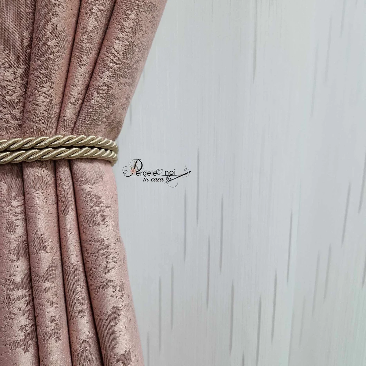 Set Hatice - perdea sable dungi albe și draperie nisip roz prăfuit Set Hatice - perdea sable dungi albe și draperie nisip roz prăfuit