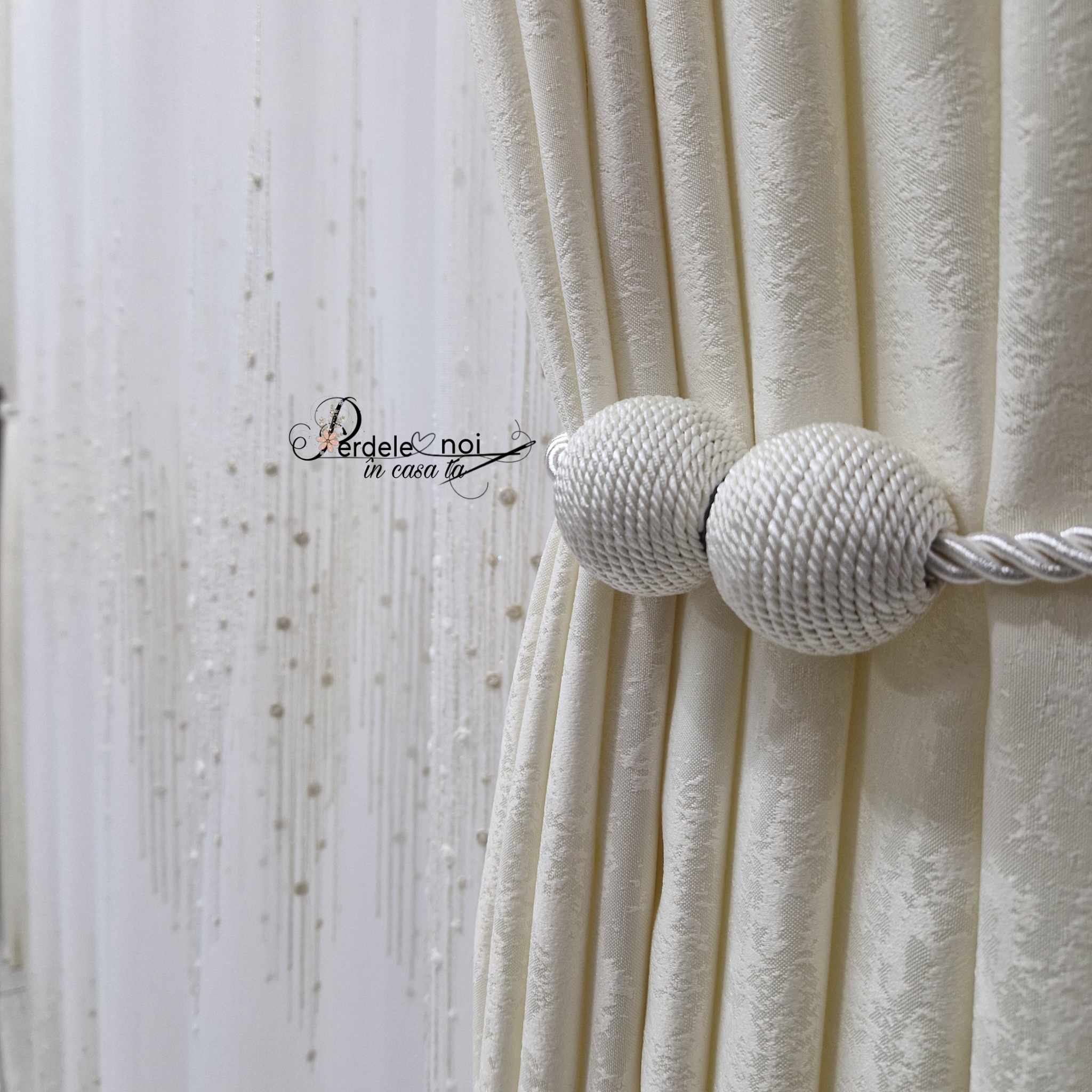 Perdea crem pom pom, brodată pe bambus Perdea crem pom pom, brodată pe bambus