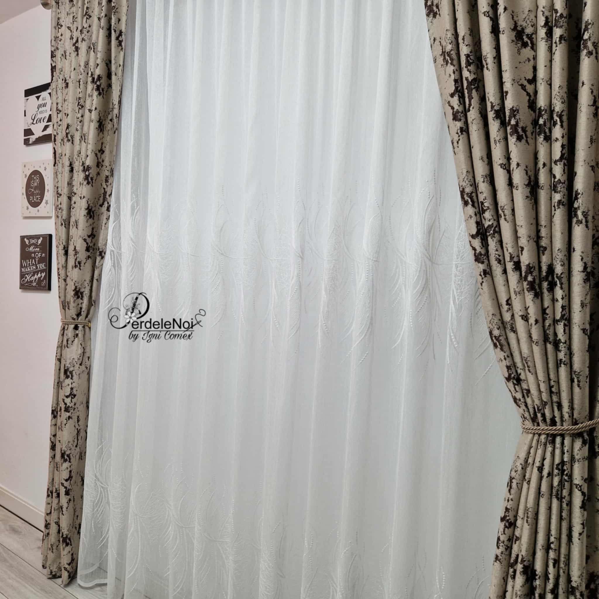 Draperie blackout crem-maro cu model Draperie blackout crem-maro cu model