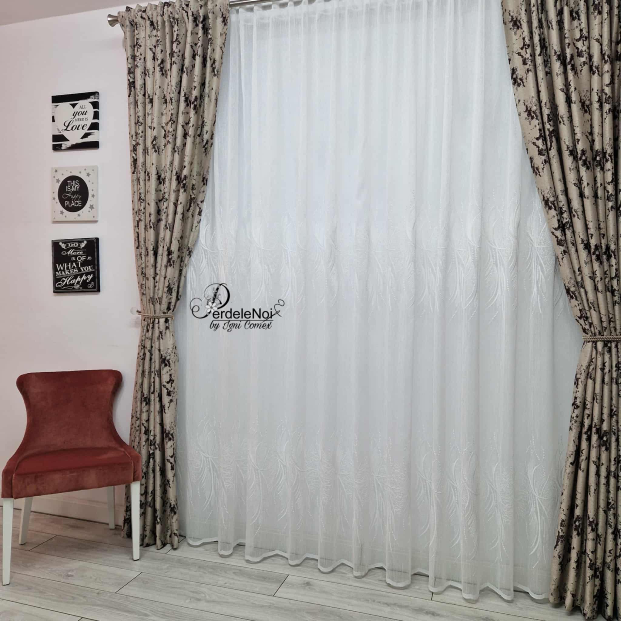 Draperie blackout crem-maro cu model Draperie blackout crem-maro cu model