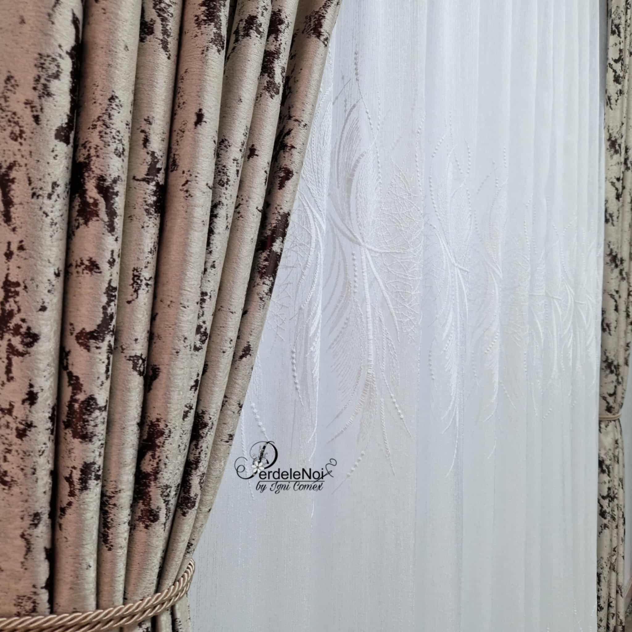 Draperie blackout crem-maro cu model Draperie blackout crem-maro cu model