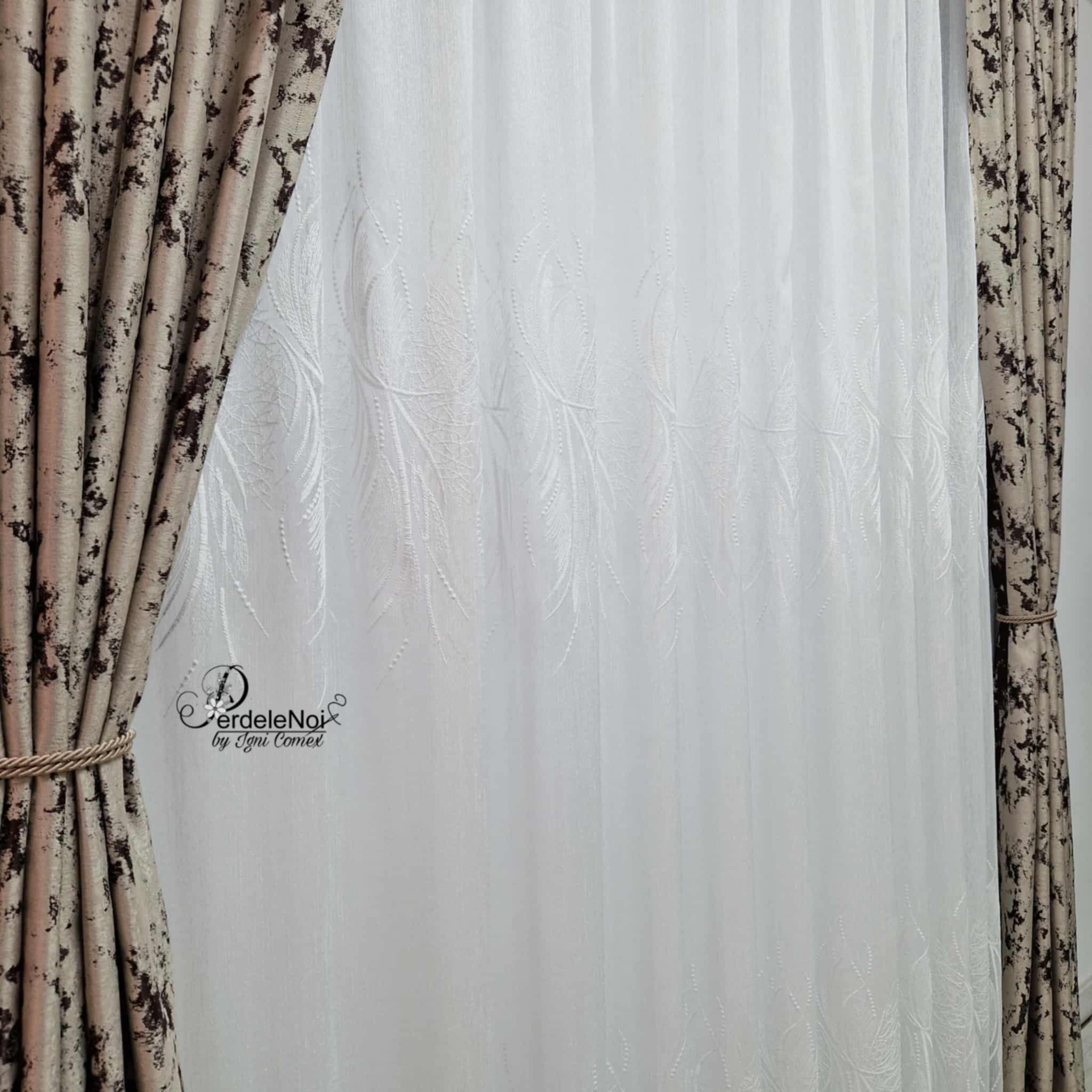 Draperie blackout crem-maro cu model Draperie blackout crem-maro cu model