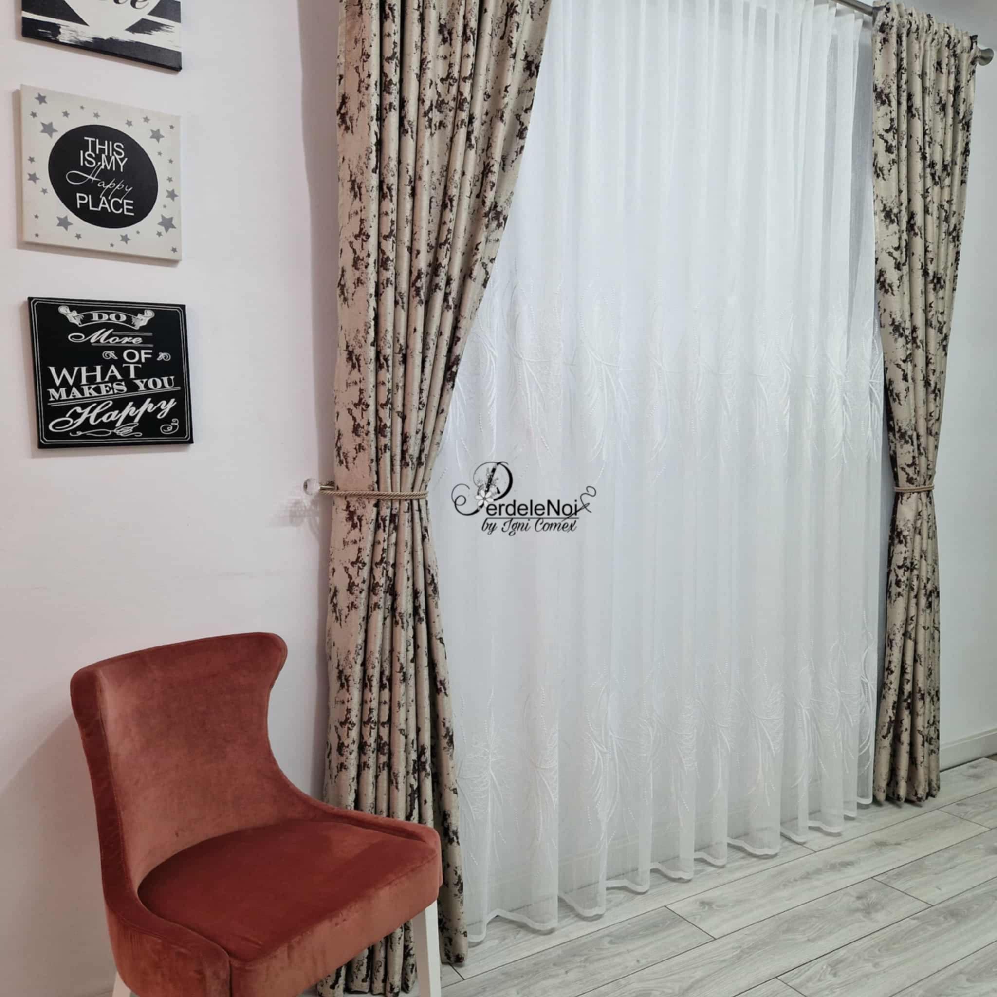 Draperie blackout crem-maro cu model Draperie blackout crem-maro cu model