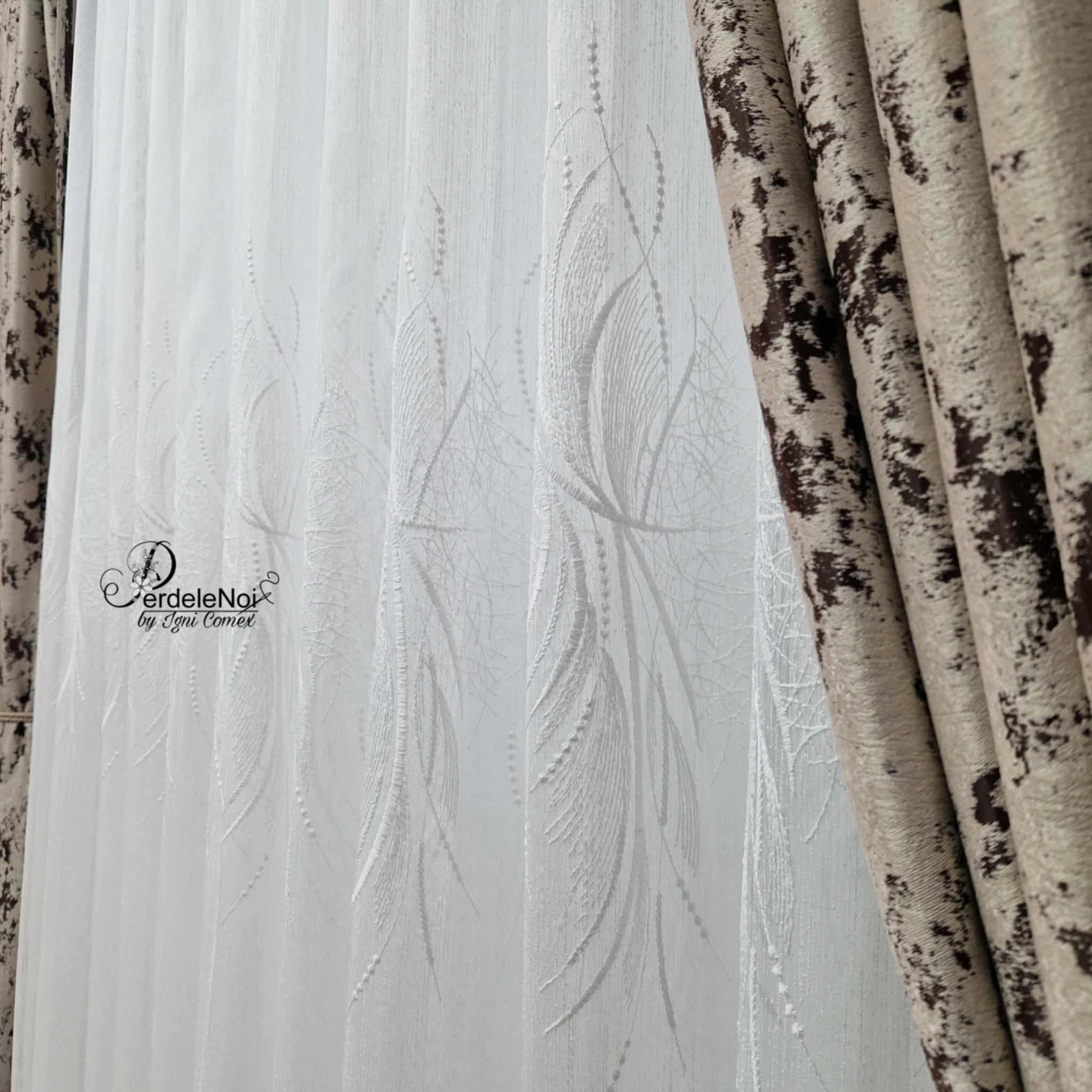 Draperie blackout crem-maro cu model Draperie blackout crem-maro cu model