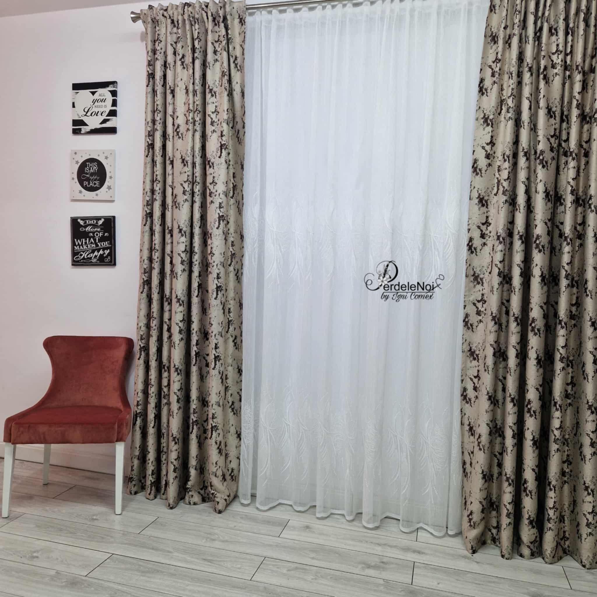 Draperie blackout crem-maro cu model Draperie blackout crem-maro cu model