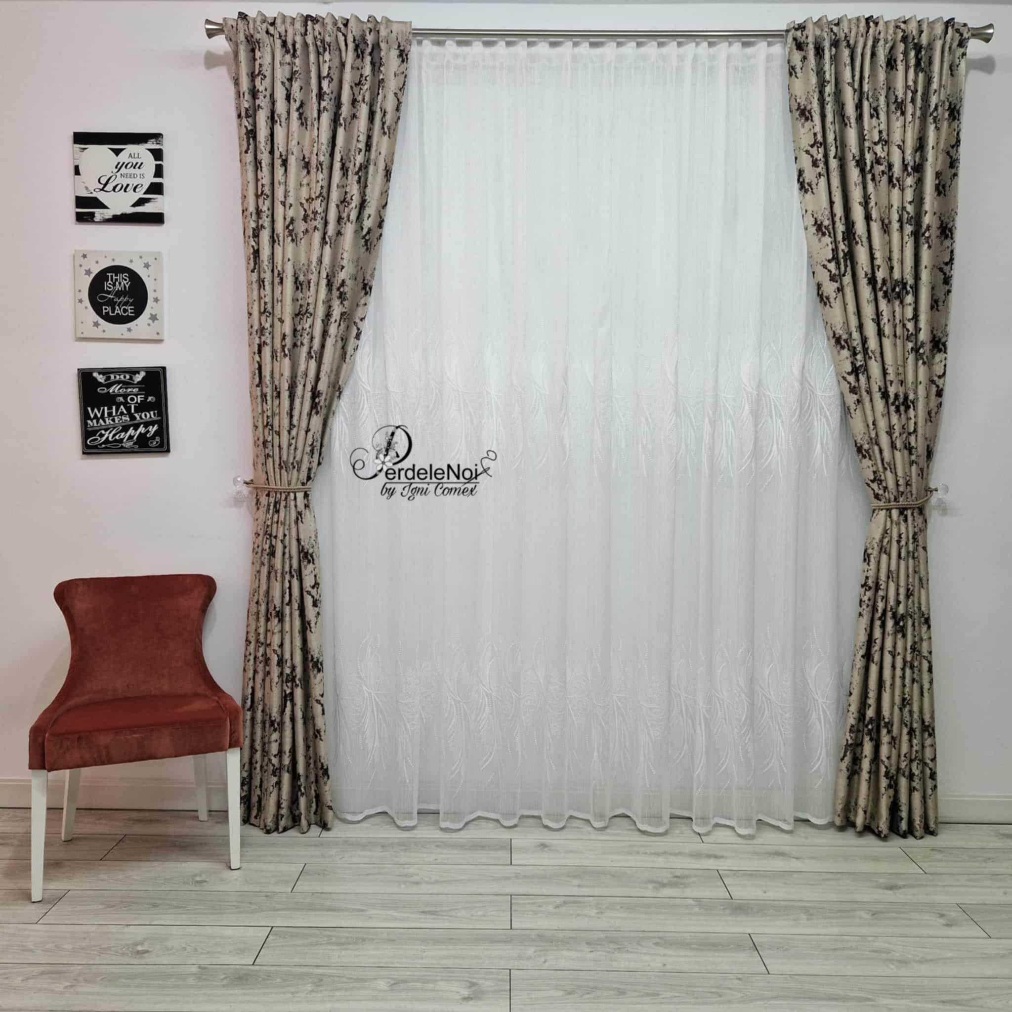 Draperie blackout crem-maro cu model Draperie blackout crem-maro cu model