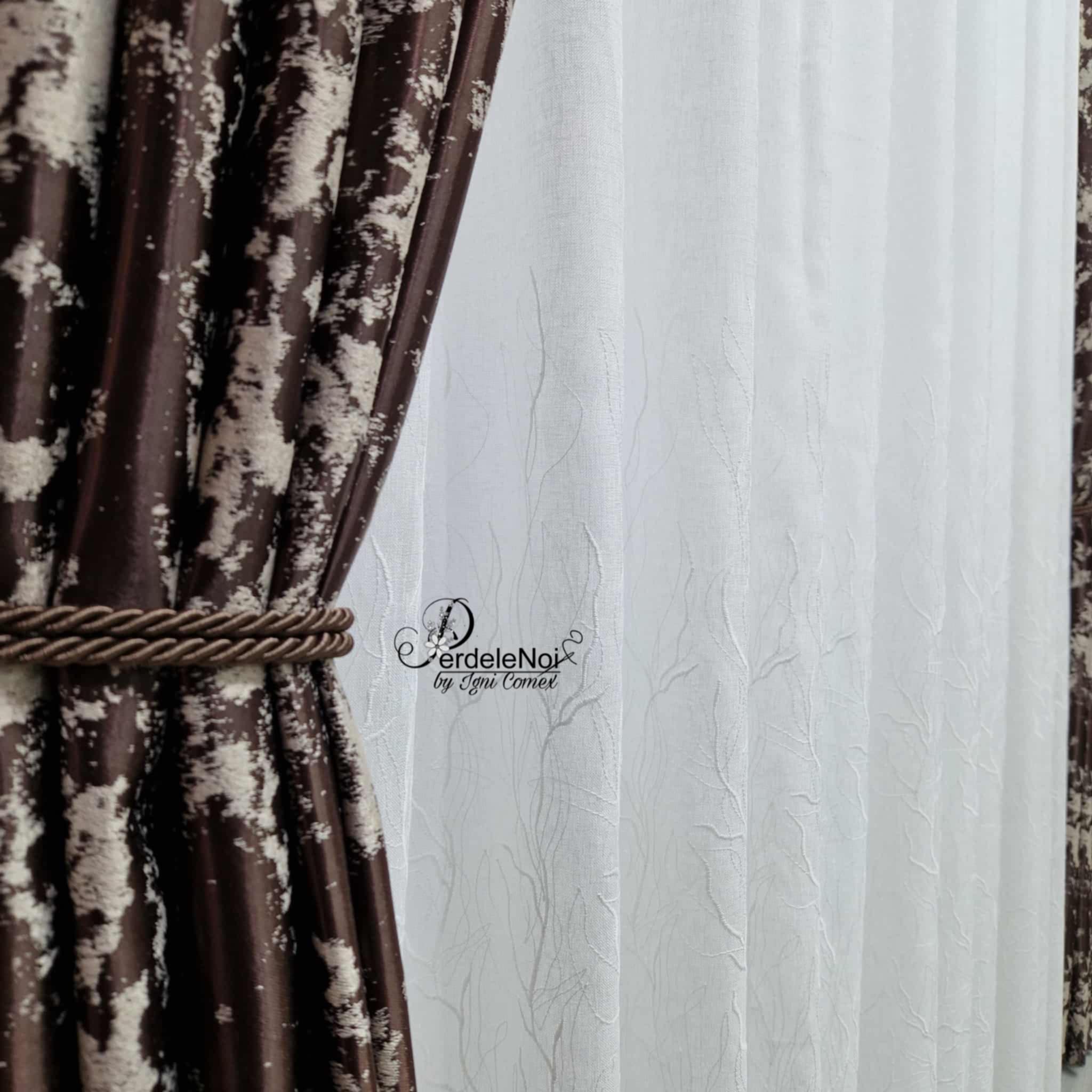 Draperie blackout maro-crem cu model Draperie blackout maro-crem cu model