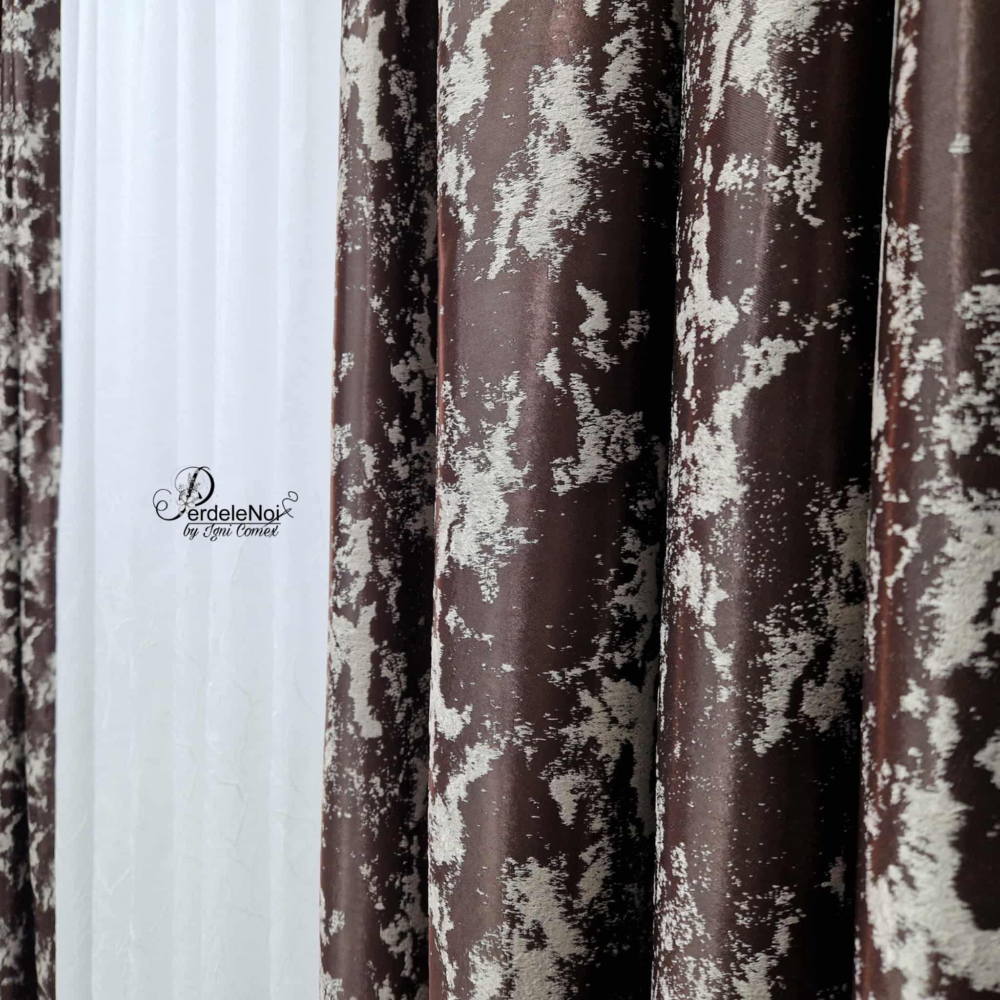 Draperie blackout maro-crem cu model Draperie blackout maro-crem cu model