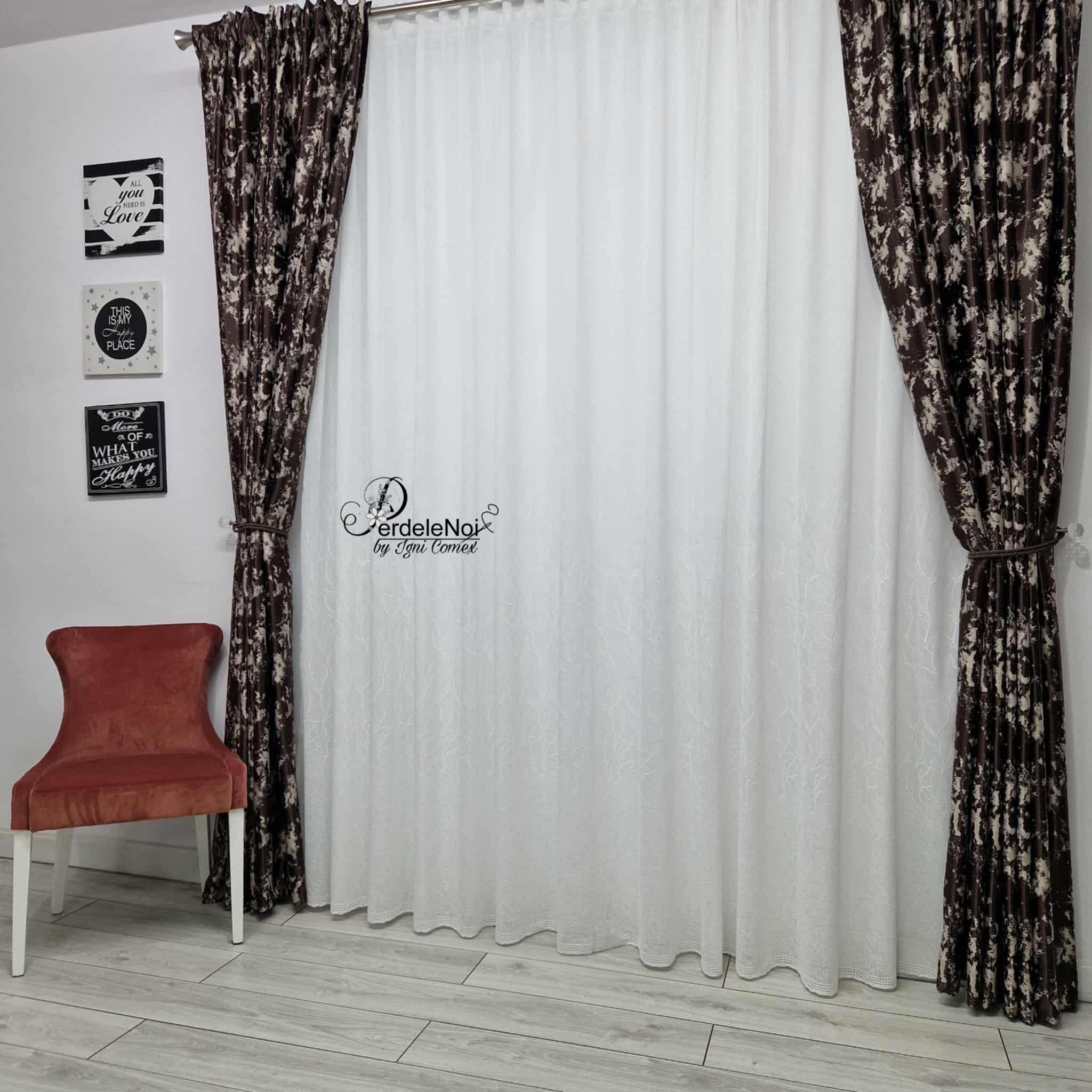 Draperie blackout maro-crem cu model Draperie blackout maro-crem cu model