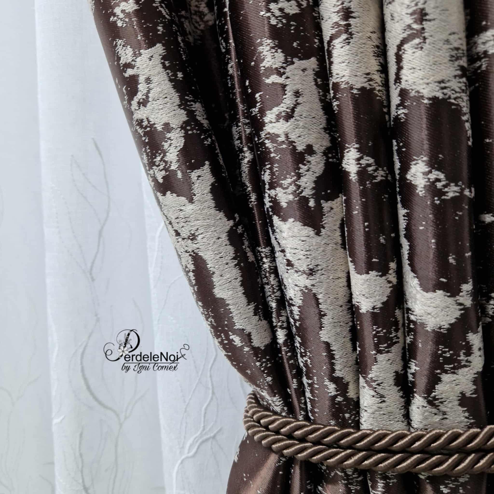Draperie blackout maro-crem cu model Draperie blackout maro-crem cu model