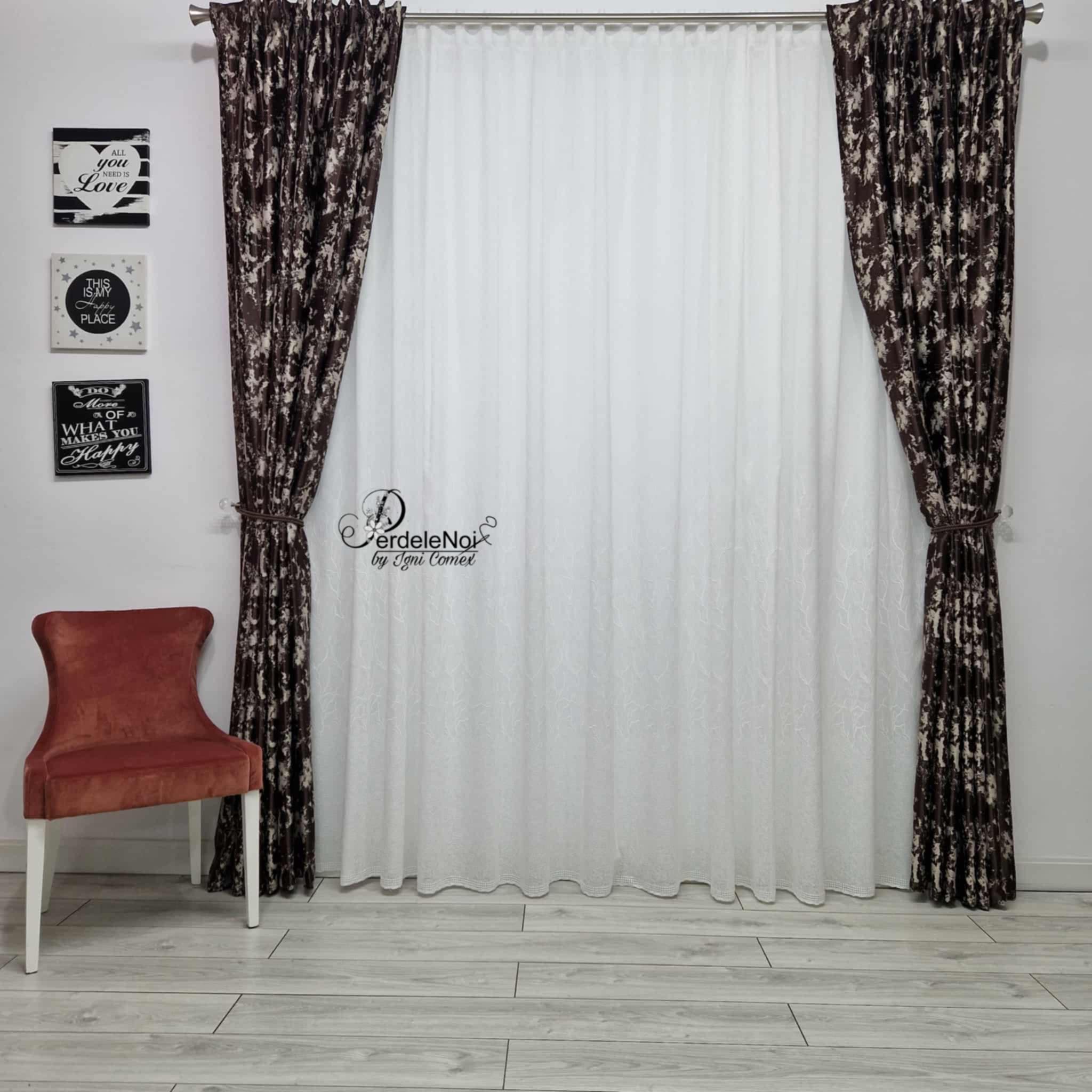 Draperie blackout maro-crem cu model Draperie blackout maro-crem cu model