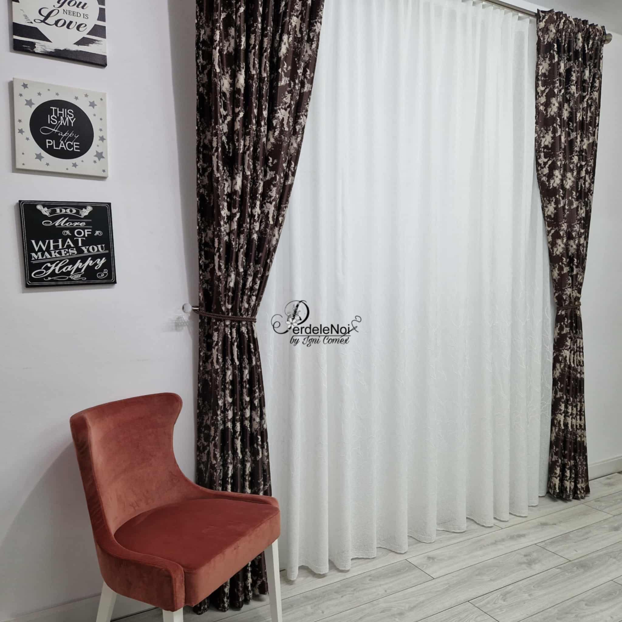 Draperie blackout maro-crem cu model Draperie blackout maro-crem cu model