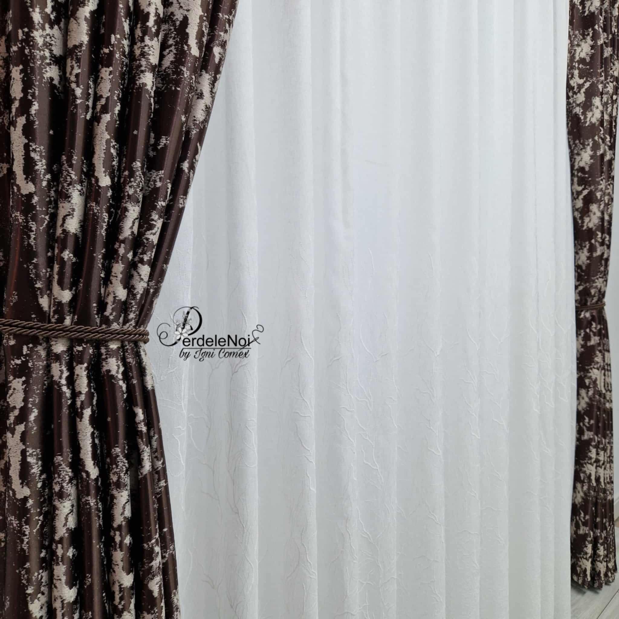 Draperie blackout maro-crem cu model Draperie blackout maro-crem cu model