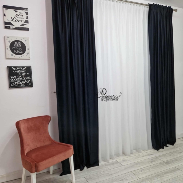 Draperie catifea neagră.