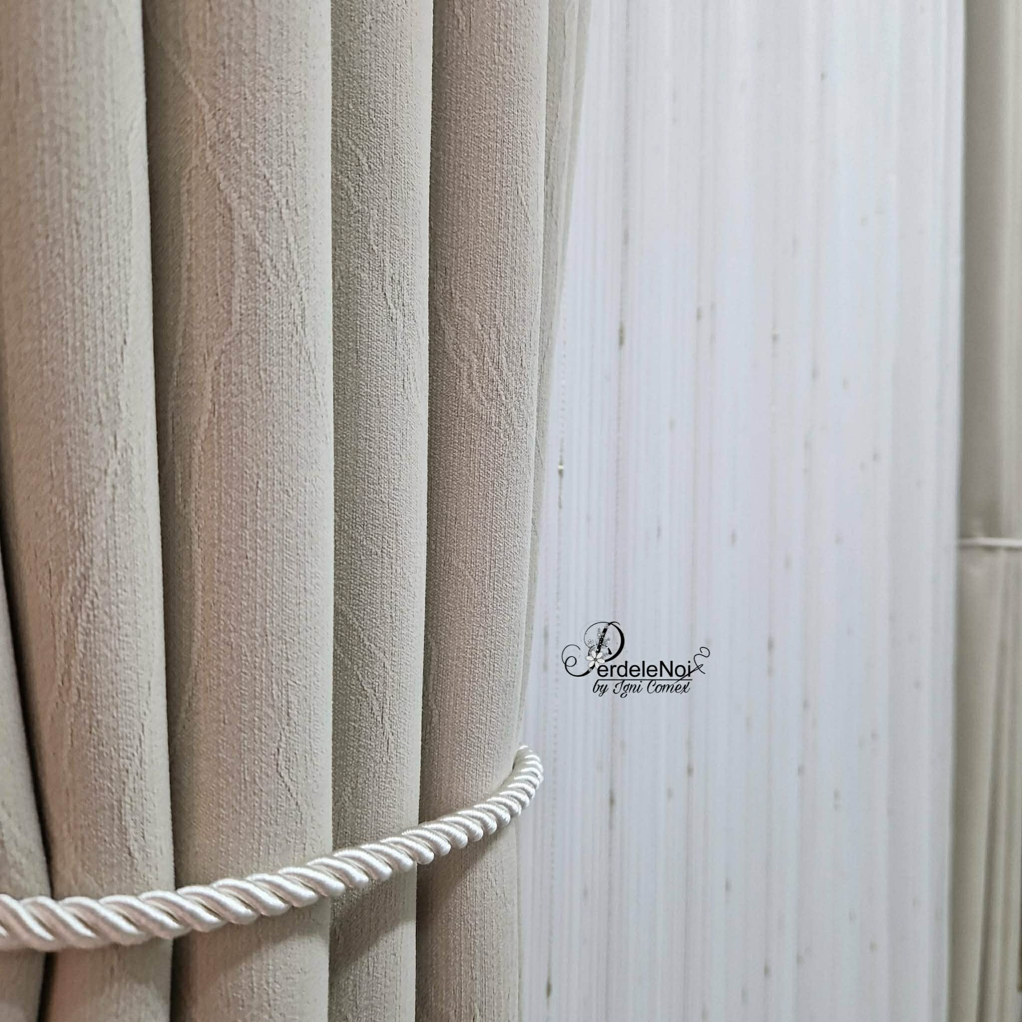 Draperie din stofă bej Draperie din stofă bej