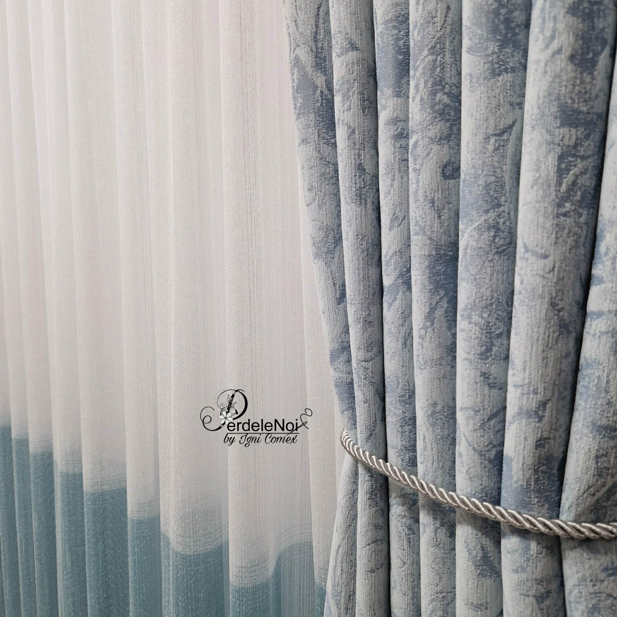 Draperie din stofă cu model bleu Draperie din stofă cu model bleu