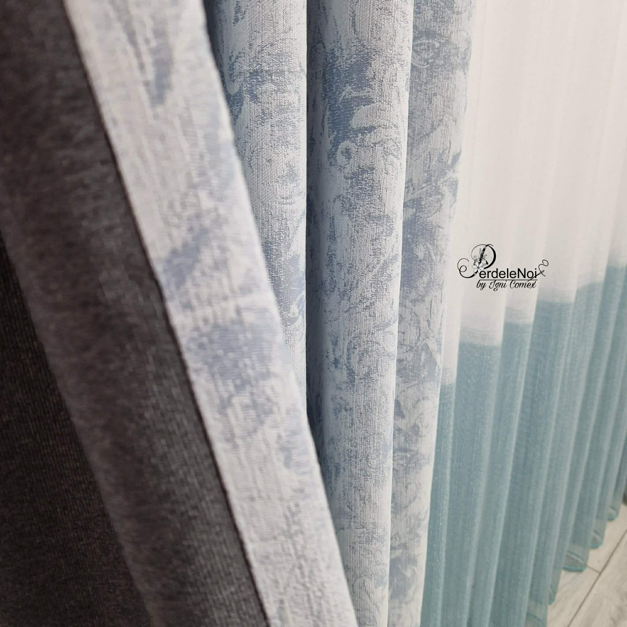 Draperie din stofă cu model bleu Draperie din stofă cu model bleu