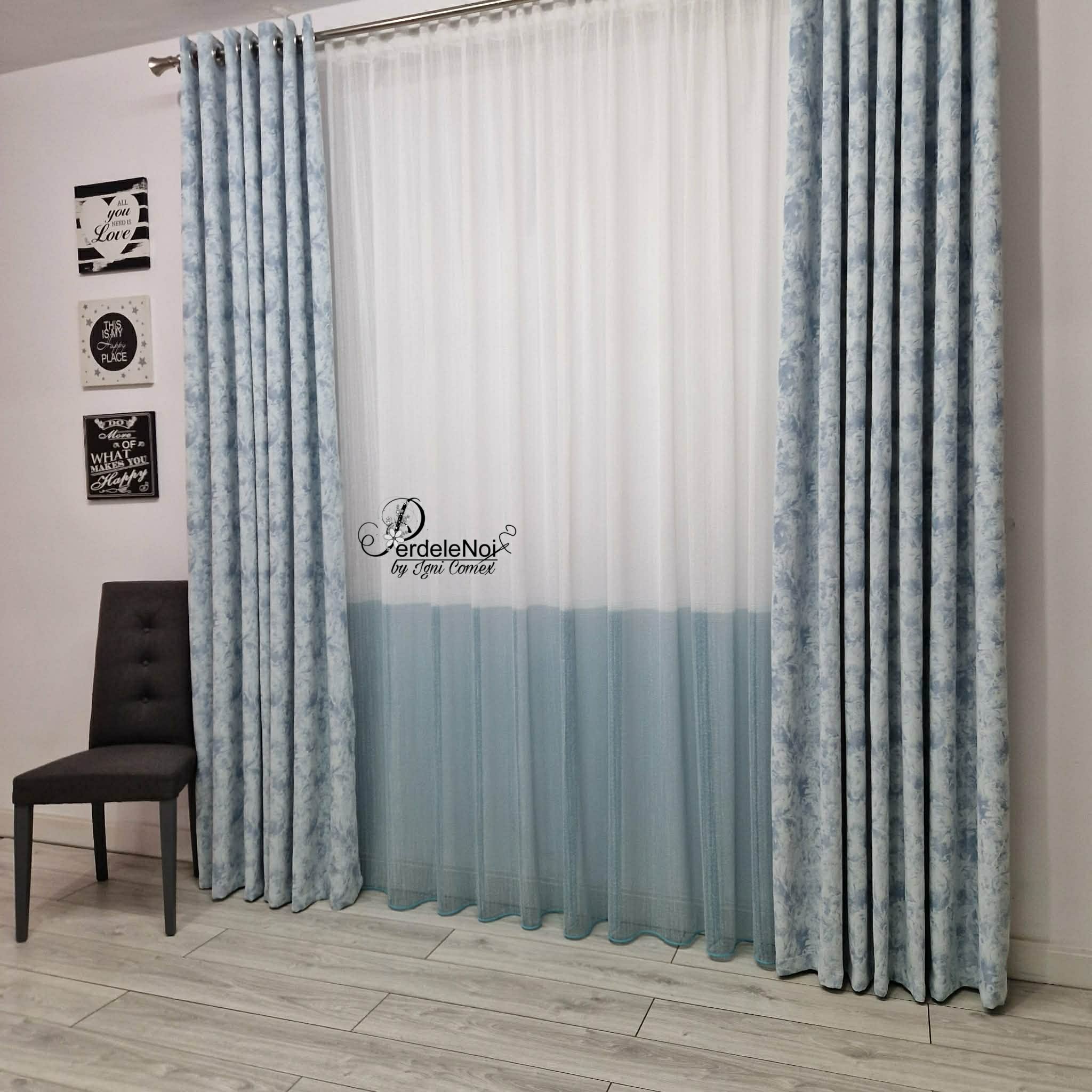 Draperie din stofă cu model bleu Draperie din stofă cu model bleu