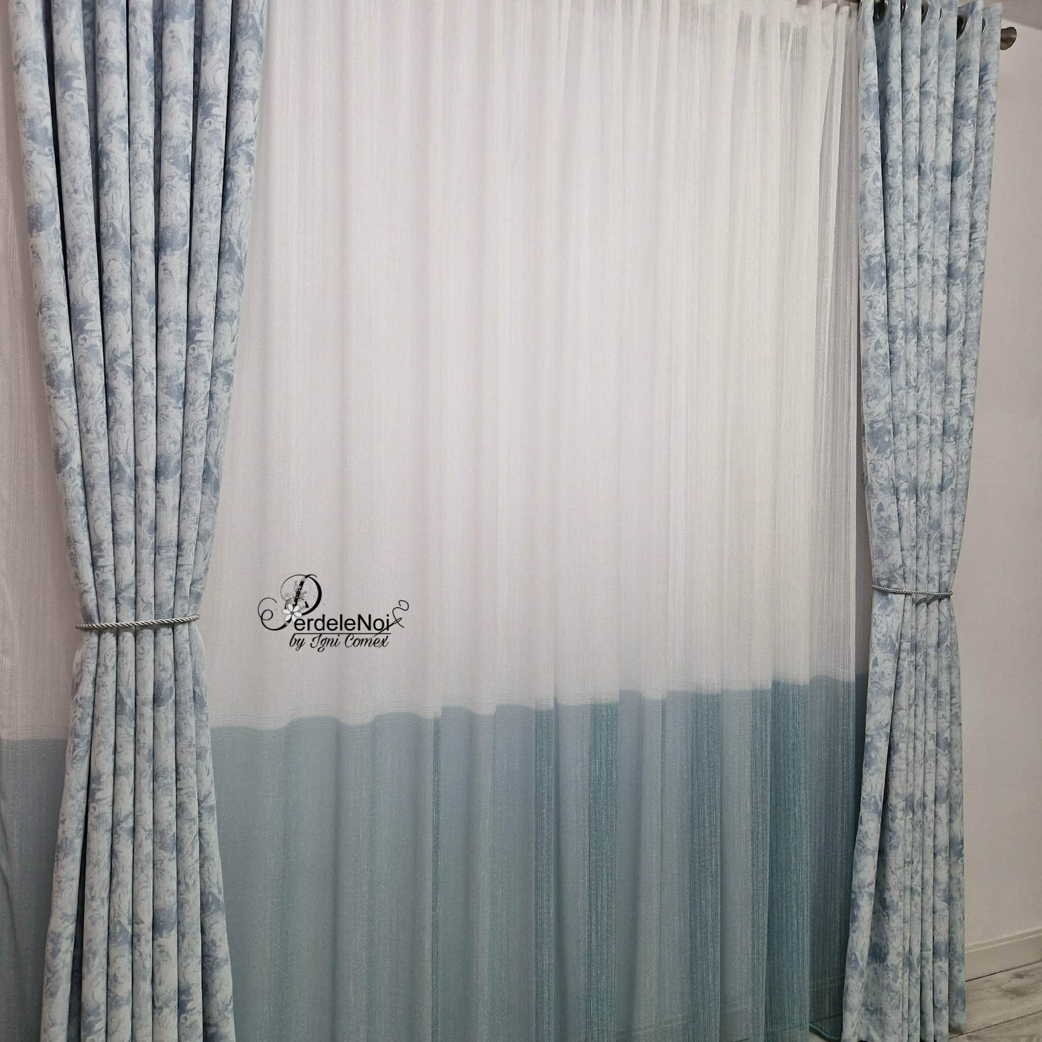Draperie din stofă cu model bleu Draperie din stofă cu model bleu