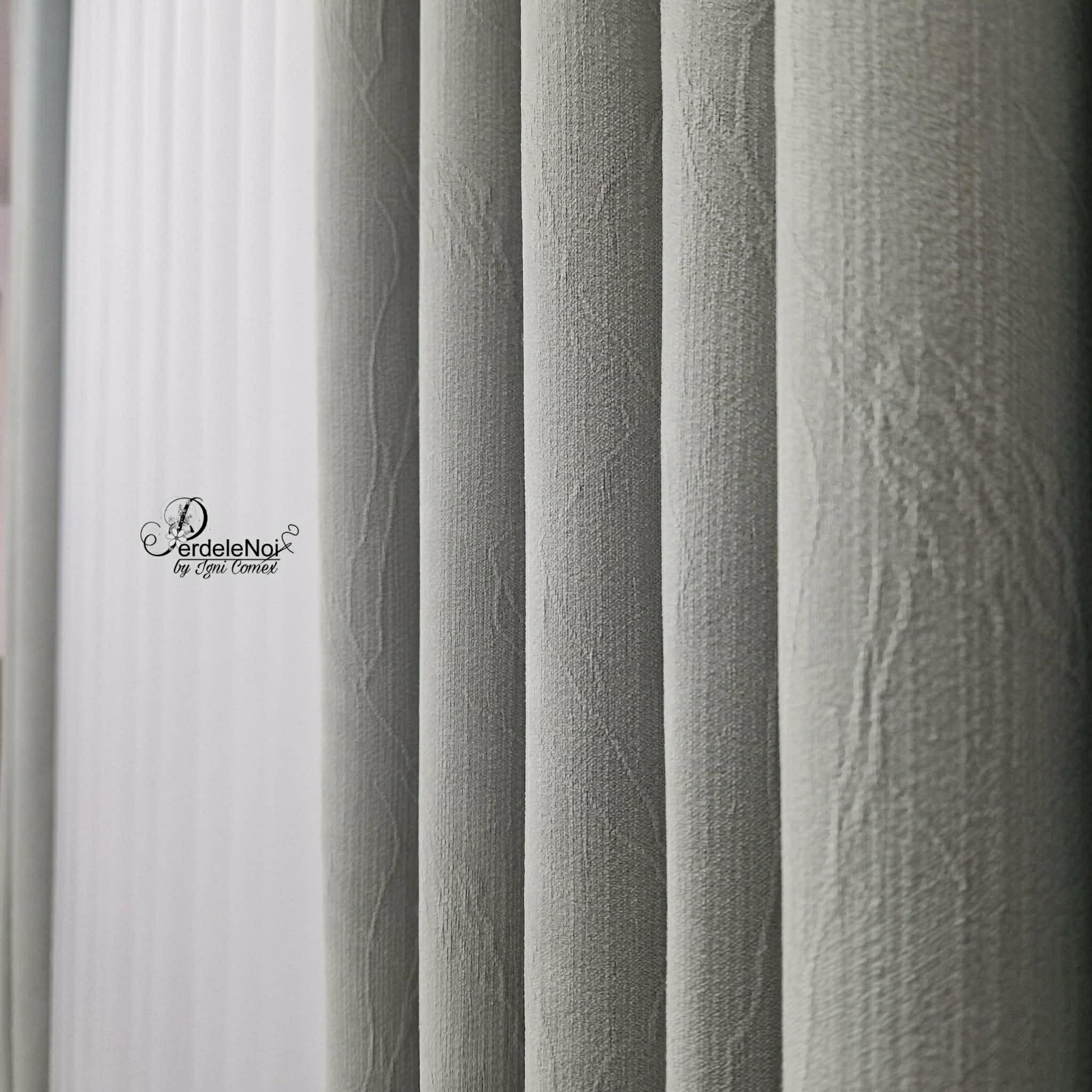 Draperie din stofă gri deschis Draperie din stofă gri deschis