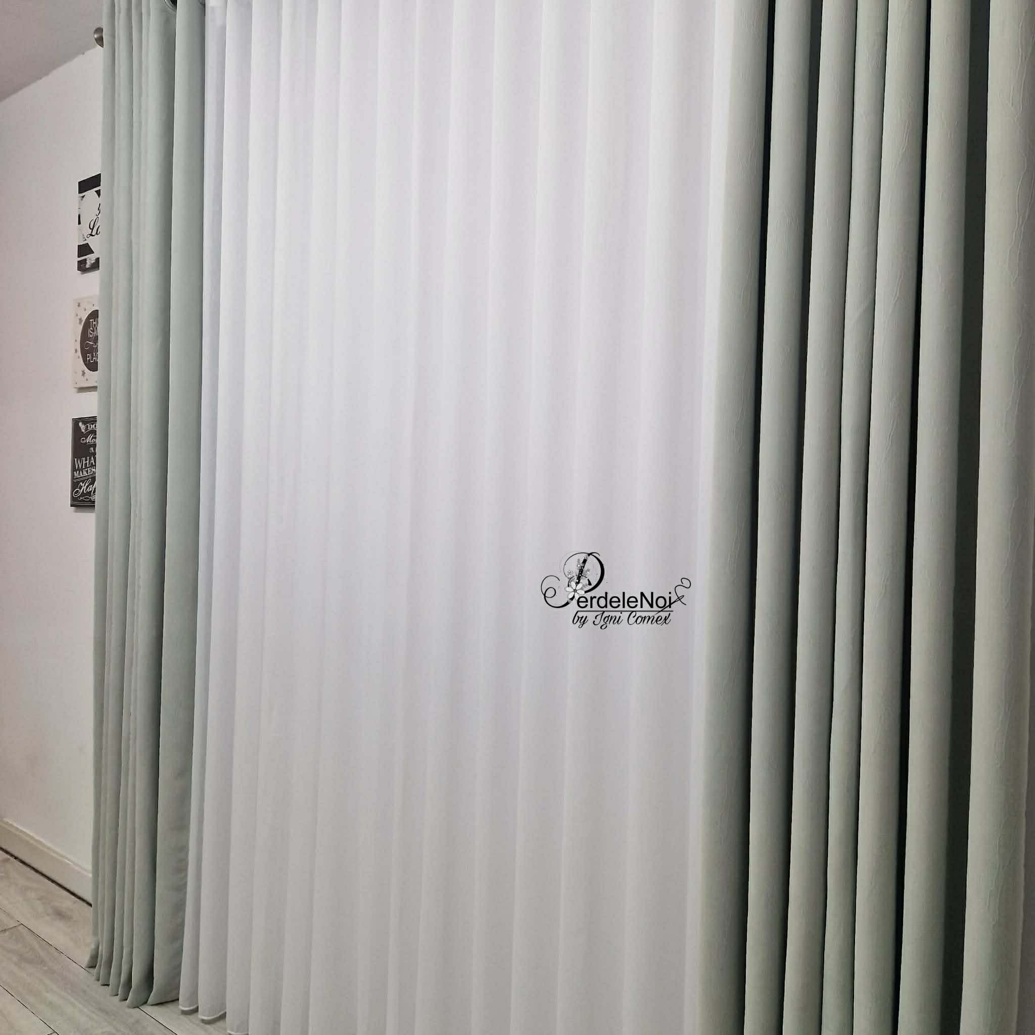Draperie din stofă gri deschis Draperie din stofă gri deschis